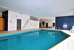 Aktiv im Hallenbad im Hotel im Bayerischen Wald.